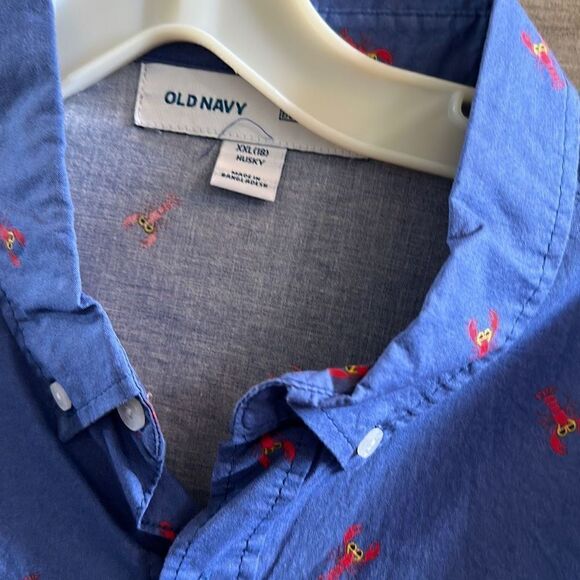 Old Navy Lobster Print Button Down NWT - Picture 9 of 10